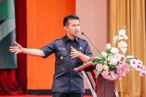 Emil Dardak Nilai Hadirnya Abdimas Universitas Pertamina Bantu Siswa Pahami Isu Sosial dan Global Wagub Emil saat menghadiri Pembukaan Abdimas Dosen Manajemen Universitas Pertamina Semester Genap 2022/2023 di Gedung Aula SMK Negeri 6 Surabaya