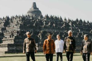 Gubernur Jawa Tengah Ganjar Pranowo bersama Kaisar Jepang Hironomiya Naruhito di Candi Borobudur