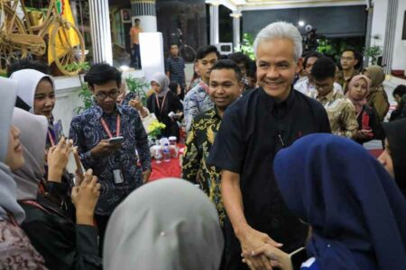 Gubernur Ganjar Pranowo menjamu mahasiswa Himapol yang datang ke rumah dinas
