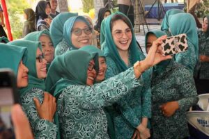 Ketua Tim Penggerak PKK Provinsi Jawa Timur, Arumi Bachsin Emil Dardak bersama Kader PKK Desa Ngale