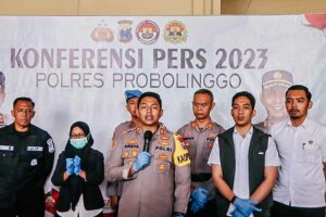 Satreskrim Polres Probolinggo Ungkap Penimbunan Pupuk Subsidi di Kabupaten Probolinggo Konferensi pers di lobby samping Mapolres Probolinggo (foto: Dok Humas Polres Probolinggo)