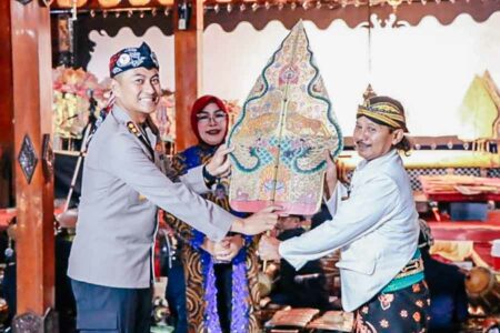 Peringati Hari Bhayangkara ke-77, Polres Grobogan Gelar Pertunjukan Wayang Kulit Memperingati Hari Bhayangkara yang ke-77, Polres Grobogan menggelar pertunjukan wayang kulit semalam suntuk di pendapa Kabupaten Grobogan, Kamis (22/6/2023) malam.