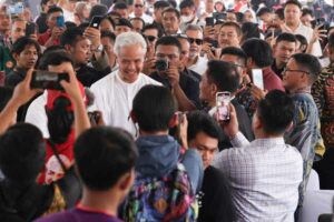 Ganjar Pranowo di tengah lawyer dan paralegal yang tergabung dalam relawan Ganjar Law and Development Center (GLDC)