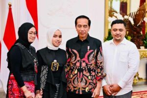 Presiden Jokowi berfoto bersama Putri Ariani. Dalam kunjungannya ke istana, Putri juga ditemani orang tuanya. (foto: facebook @Jokowi)