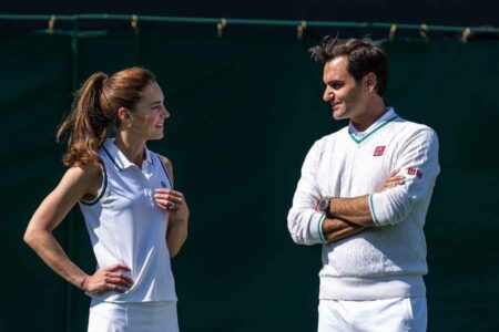 Kate Middleton saat bertemu dengan legenda tenis dunia, Roger Federer, di lapangan Wimbledon 2023. (foto: facebook @wimbledon)