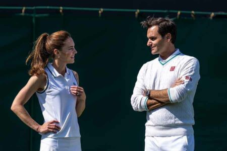 Viral Kate Middleton bertemu Sang Legenda Wimbledon, Roger Federer: Bagaimana jika Kita bermain Tenis? Kate Middleton saat bertemu dengan legenda tenis dunia, Roger Federer, di lapangan Wimbledon 2023. (foto: facebook @wimbledon)