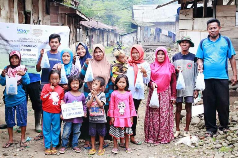 Idul Adha 2023, YDSF Targetkan Distribusi 38 Ton Daging Kurban Warga penerima manfaat daging kurban dari donatur YDSF