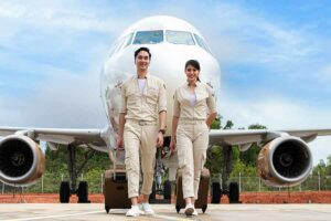 Sejumlah awak dan pesawat Super Air Jet siap mengantar traveler ke destinasi pilihan (foto: istimewa)