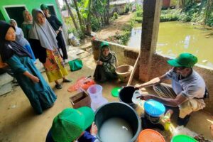 Mahasiswa PGSC melakukan sosialisasi pemanfaatan limbah organik dalam mendukung pertanian sehat, ramah lingkungan dan berkelanjutan