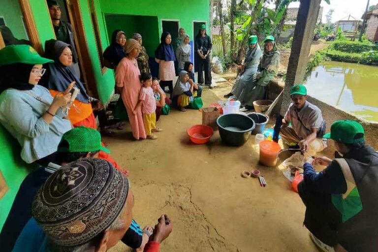 Mahasiswa PGSC melakukan sosialisasi pemanfaatan limbah organik dalam mendukung pertanian sehat, ramah lingkungan dan berkelanjutan