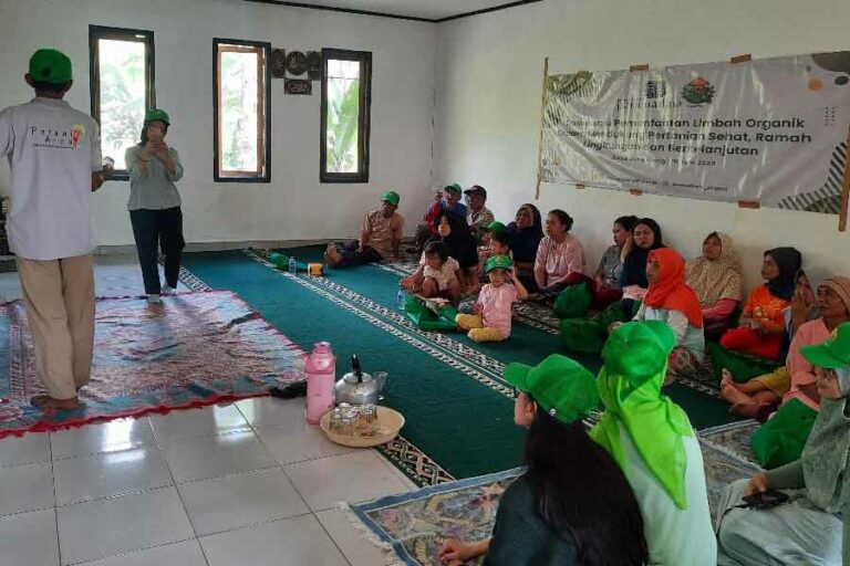 Mahasiswa PGSC melakukan sosialisasi pemanfaatan limbah organik dalam mendukung pertanian sehat, ramah lingkungan dan berkelanjutan
