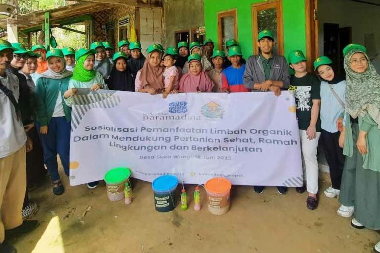 Kebersamaan Tim Paramadina dan Petani di Kampung Selawangi, Desa Sukawangi, Bogor