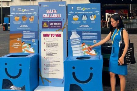 Blibli dan Greeners.co Ajak Pengunjung BNI Java Jazz Festival 2023 Bersihkan Sampah Plastik Setiap tahunnya Blibli mencatat, 2022 tercatat 3 kali peningkatan kumpulan sampah yang diterima dibandingkan tahun 2021. Sementara, tahun ini Blibli Cinta Bumi mencatat kenaikan 2 kali volume di tiap tempat sampah yang Blibli Cinta Bumi letakkan di BNI Java Jazz 2023.