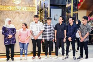Gubernur Jawa Timur Khofifah Indar Parawansa saat bertemu para PMI asal Jawa Timur yang merupakan korban Tindak Pidana Perdagangan Orang (TPPO) di Thailand.