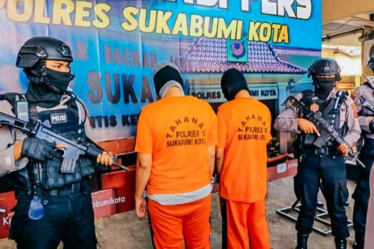 Dua pelaku TPPO asal Kota Bandung yang berperan menjadi calo kerja gadungan (foto: Dok Humas Polri)