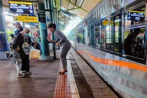 Libur Idul Adha, PT KAI Operasikan 1.340 Perjalanan Kereta Api Jarak Jauh Sepanjang libur Idul Adha, PT Kereta Api Indonesia mengoperasikan 1.340 Kereta Api Jarak Jauh.