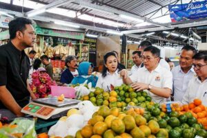 Kebijakan Cuti Bersama Idul Adha 2023 Beri Dampak Positif pada UMKM Ketua Umum Kadin Indonesia Arsjad Rasjid (mengenakan baju putih dan berkacamata) saat berdialog dengan pelaku usaha di sebuah pasar tradisional