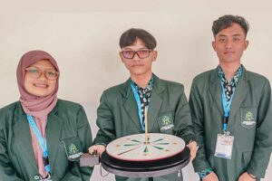 Perwakilan mahasiswa dari UIN KH Abdurrahman Wahid Pekalongan menampilkan inovasi Ilmu Falak 'Qiblah Octant'