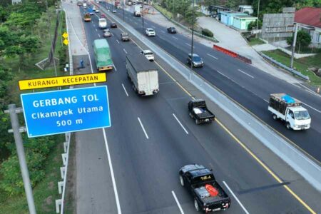 Arus lalu lintas keluar Jabotabek menuju Trans Jawa melalui GT Cikampek Utama Jalan Tol Jakarta-Cikampek, mencapai 113.089 kendaraan, naik sebesar 114,9 persen dari lalin normal.