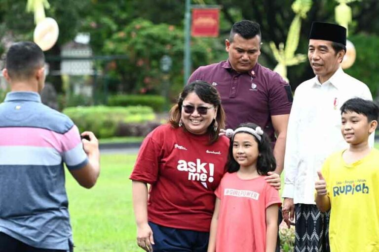 Momen Presiden Jokowi foto bareng warga di Istana Kepresidenan Yogyakarta (foto: Dok BPMI Setpres)
