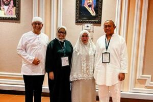 Puan Maharani dan Anies Baswedan Bertemu Usai Lempar Jumroh di Kota Mina Puan Maharani saat bertemu Anies Baswedan di Guest House di Mina.