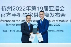 Vice President of Branding di vivo, Jia Jingdong (kanan), saat menghadiri peresmian vivo sebagai Official Exclusive Supplier of Mobile Phones bersama dengan Hangzhou Asian Games Organising Committee.