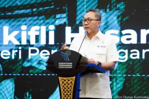 Satu Tahun jadi Menteri Perdagangan, Zulkifli Hasan Luncurkan Buku ‘Kerja Bantu Rakyat’ Peluncuran buku 'Kerja Bantu Rakyat: Satu Tahun Perjalanan Zulkifli Hasan Sebagai Menteri Perdagangan' di Kantor Kementerian Perdagangan (foto: Dok Kemendag)