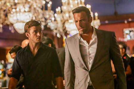 Ben Affleck dan Justin Timberlake dalam salah satu adegan film Runner Runner (2013)