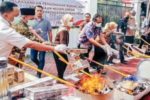 Kejaksaan Negeri Gresik Musnahkan 196 Barang Bukti Senilai Rp 480 Juta Pemusnahan 196 barang bukti yang telah berkekuatan hukum tetap di halaman Kejari Gresik (foto: Dok Beritajatim.com)