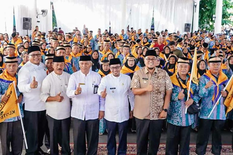Bupati Tanah Datar Eka Putra secara resmi melepas sebanyak 336 Jamaah Calon Haji (JCH), di Gazebo Indo Jolito, Batusangkar