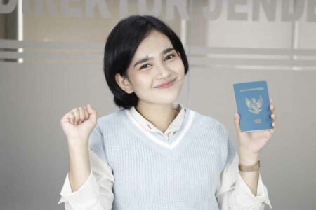 Ilustrasi penerima paspor (foto: Dok Ditjen Imigrasi RI)