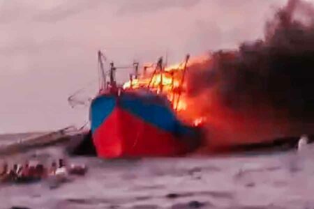 Tangkapan layar video KM Maju Setia 22 yang terbakar