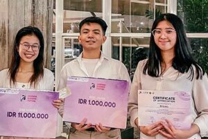 Tiga mahasiswa ITB peraih juara dua serta nominasi Best Paper dalam lomba International Business Case Competition (foto: Dok Humas ITB)