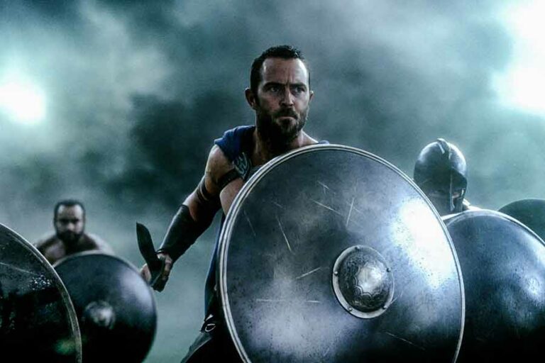 Sinopsis 300: Rise of an Empire (2014), Film Epik yang Sarat Adegan Spektakuler Sullivan Stapleton dalam salah satu adegan di film 300: Rise of an Empire (2014)