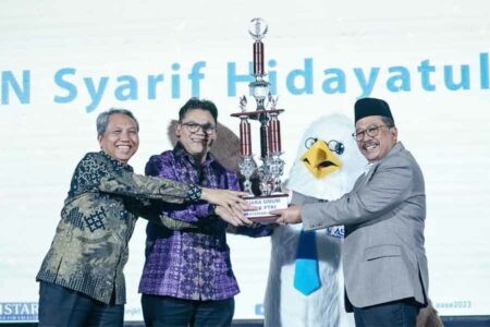 Wamenag Zainut Tauhid Sa'adi saat menyerahkan piala juara umum OASE PTKI ke-II kepada Rektor UIN Syarif Hidayatullah Jakarta