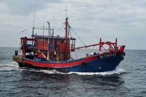 KKP Gagalkan Aksi Kapal Illegal Fishing Berbendera Malaysia di Selat Malaka Kapal illegal fishing berbendera Malaysia dengan nama KM SLFA 5323, ditemukan sedang melakukan pencurian ikan di perairan Selat Malaka dengan posisi 03º04,507’ LU- 100º48,780’ BT.
