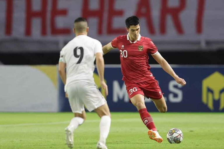 Pemain Palestina mencoba menahan Elkan Baggott saat menggiring bola di laga FIFA Matchday di Stadion Gelora Bung Tomo (GBT) Surabaya (foto: dok PSSI)