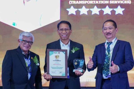 Direktur Utama KAI Didiek Hartantyo, saat menerima penghargaan sebagai The Best CEO for HSE Corporate Excellence of The Year 2023