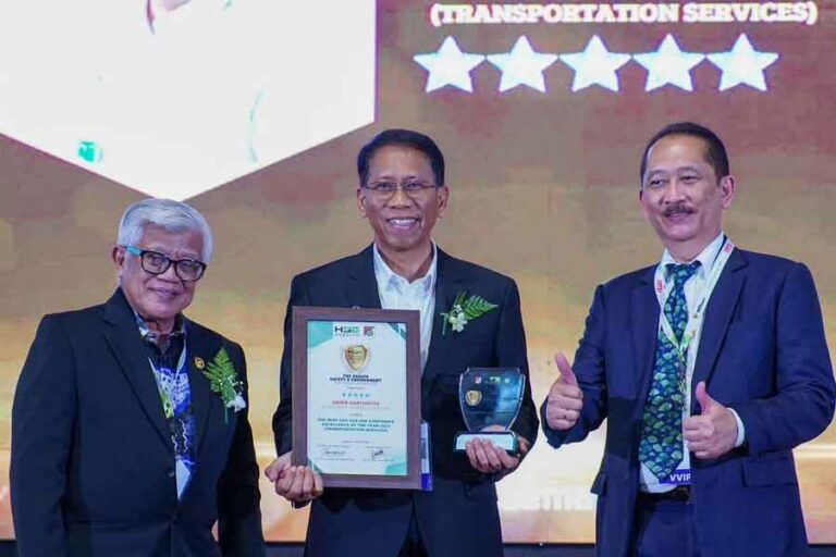 Direktur Utama KAI Didiek Hartantyo, saat menerima penghargaan sebagai The Best CEO for HSE Corporate Excellence of The Year 2023