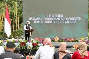Gubernur Khofifah saat menghadiri peresmian Kawasan Perdesaan Agroforestri Kopi Lereng Gunung Arjuno (AKLA) di area Wisata Oyot Coban Talun Desa Tulungrejo, Kecamatan Bumiaji, Kota Batu