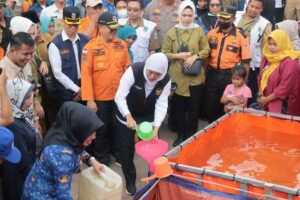 Gubernur Jawa Timur Khofifah Indar Parawansa memantau langsung pelaksanaan distribusi air bersih di daerah yang mengalami kekeringan di Desa Kunjorowesi, Kecamatan Ngoro, Kabupaten Mojokerto