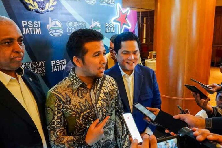 Emil Dardak Ajak Stakeholder Bersama Majukan Prestasi Sepak Bola Indonesia Wagub Emil Dardak saat menghadiri Ordinary Kongres PSSI Jatim di Hotel Sheraton Surabaya