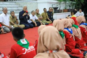 Gubernur Ganjar Pranowo saat melepas PMR Jawa Tengah yang akan mengikuti Jumbara Nasional IX di Lampung Selatan.