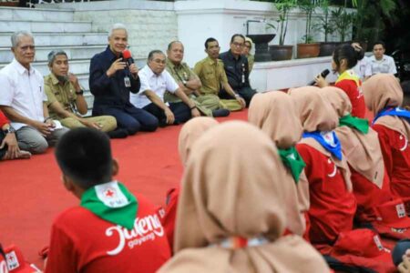 Gubernur Ganjar Pranowo saat melepas PMR Jawa Tengah yang akan mengikuti Jumbara Nasional IX di Lampung Selatan.