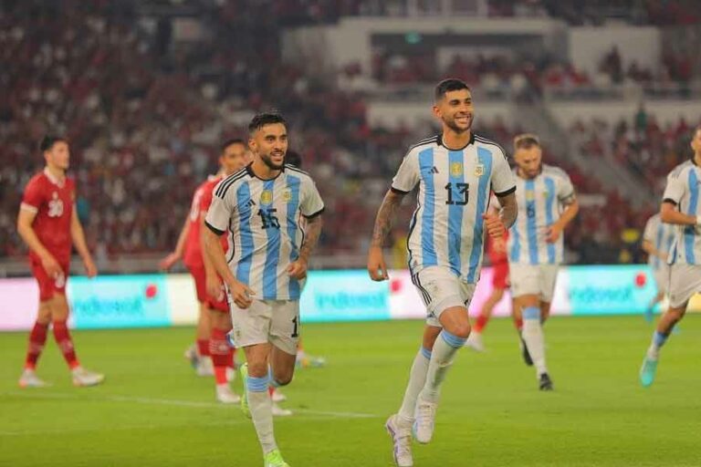 Menang 2-0 atas Indonesia, Timnas Argentina membuat catatan di laman Facebooknya, 'The beautiful season is officially over!' (foto: Facebook @Affbd)