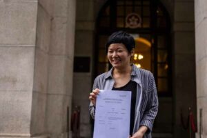 Bao Choy menunjukkan keputusan tertulis Pengadilan Banding Akhir kepada pers, setelah dibebaskan oleh pengadilan tinggi kota di Hong Kong (foto: voaindonesia.com)