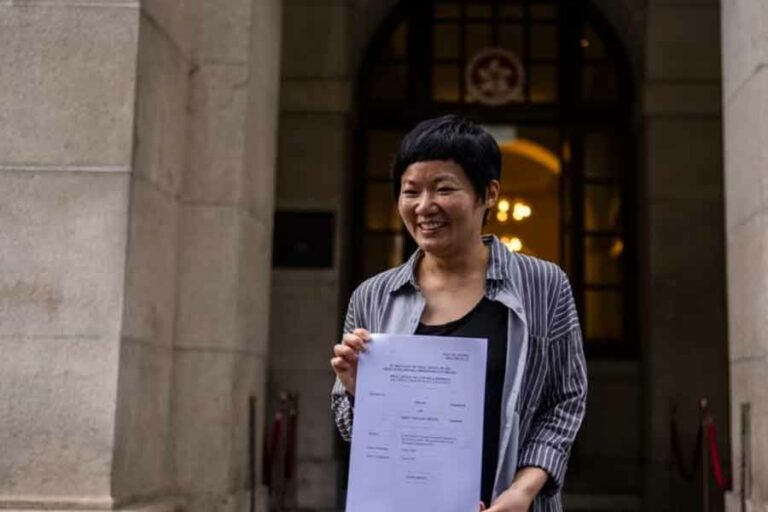 Bao Choy menunjukkan keputusan tertulis Pengadilan Banding Akhir kepada pers, setelah dibebaskan oleh pengadilan tinggi kota di Hong Kong (foto: voaindonesia.com)