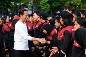 Presiden Jokowi saat menjabat tangan para atlet Indonesia yang selesai berlaga di ajang SEA Games ke-32 di Kamboja pada 5-17 Mei 2023 lalu (foto: Facebook @Jokowi)