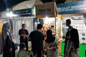 Mitra Binaan Pertamina EP dan PHSS Bersaing dalam Kompetisi Inovasi Gelar TTG IX Kaltim Pengunjung melihat produk mitra binaan program CSR PT Pertamina EP (PEP) Sangatta Field dan PT Pertamina Hulu Sanga Sanga (PHSS) di Gelar Teknologi Tepat Guna (TTG) IX tingkat Provinsi Kaltim