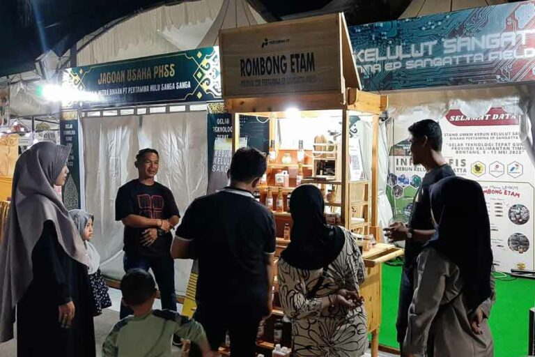 Mitra Binaan Pertamina EP dan PHSS Bersaing dalam Kompetisi Inovasi Gelar TTG IX Kaltim Pengunjung melihat produk mitra binaan program CSR PT Pertamina EP (PEP) Sangatta Field dan PT Pertamina Hulu Sanga Sanga (PHSS) di Gelar Teknologi Tepat Guna (TTG) IX tingkat Provinsi Kaltim